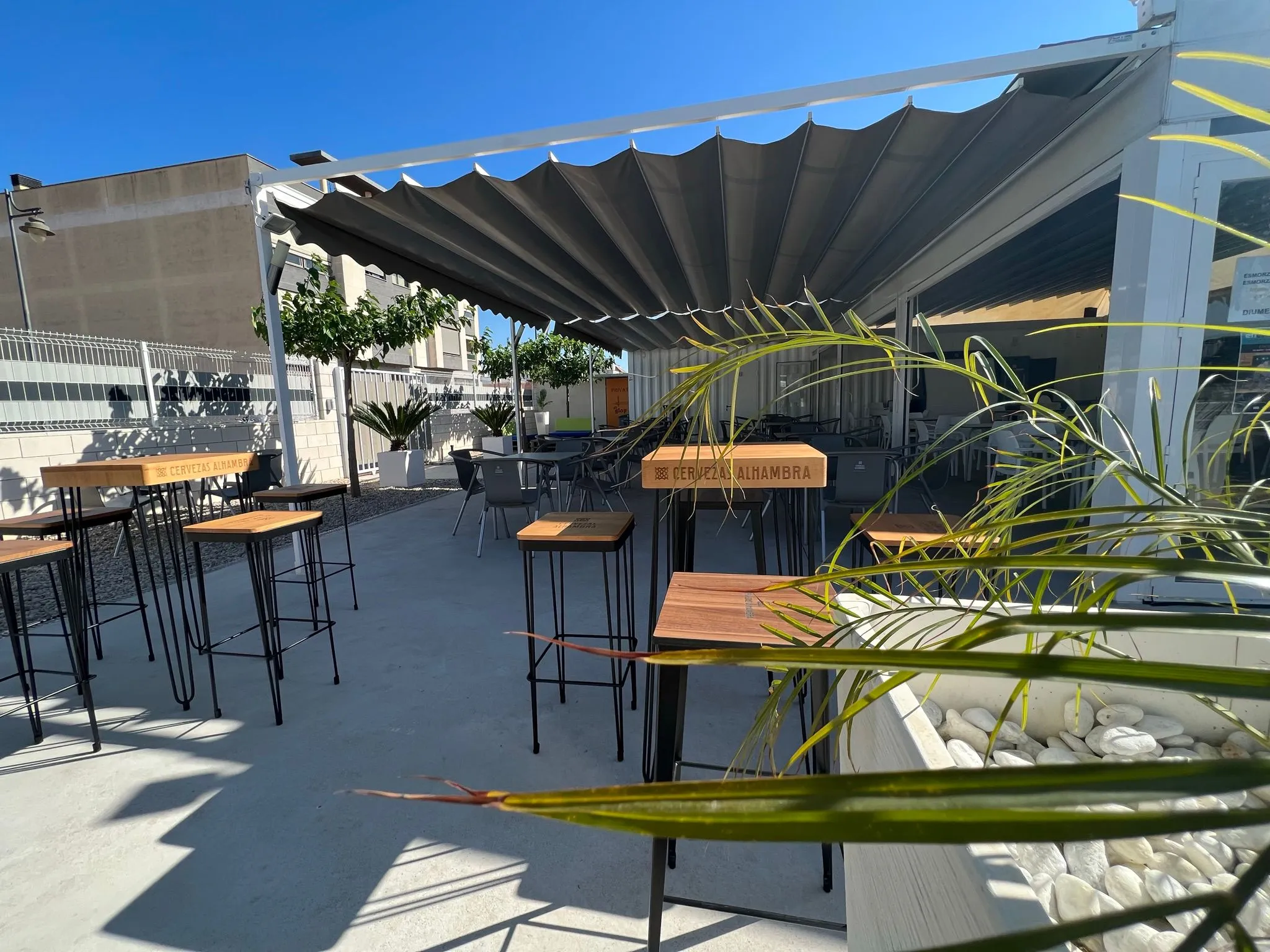 Barra con grifos de cerveza